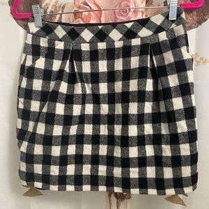 Size 2 club Monaco wool skirt with pockets!​​​​​​​​